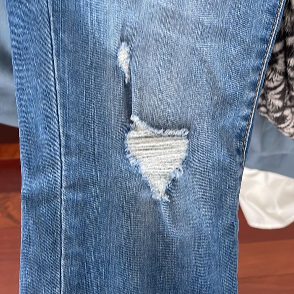 Lularoe Light Blue Distressed Ankle Cropped Jeans size 28 - Picture 8 of 8